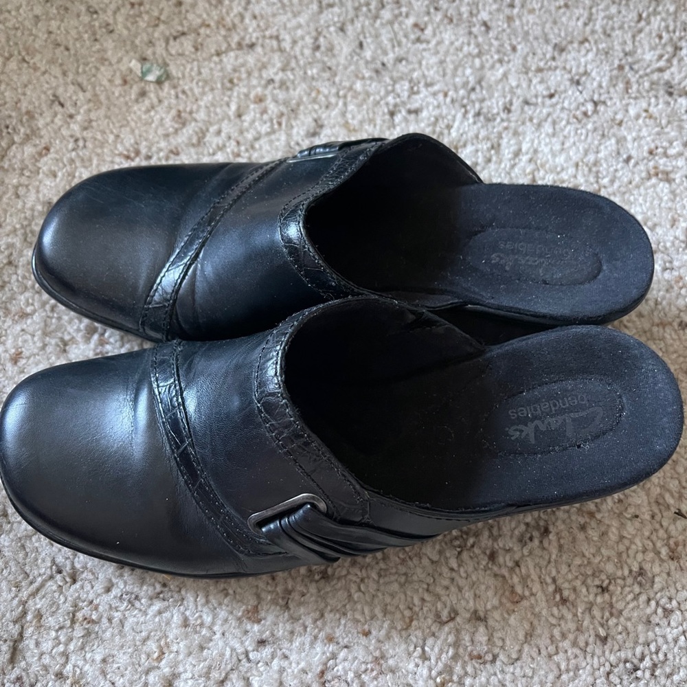 CLARKS  Bendables Black Leather Slides